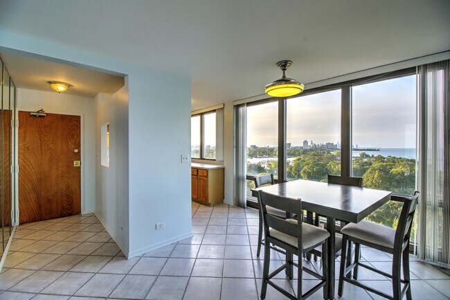 Foto del edificio - 6701 S Crandon Ave