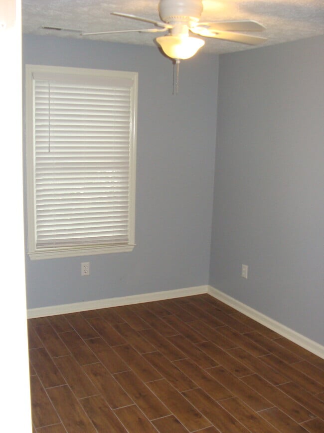 Building Photo - 404 Bainbridge Ct