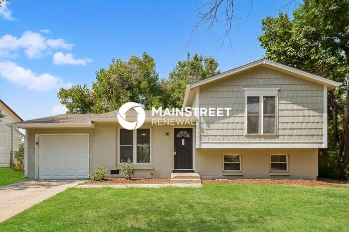 Foto principal - 3 Bedroom Pet-Friendly Home in Aurora, CO ...