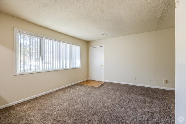 1BR, 1BA - 670SF - Living Room - Clarkston Oaks Apartments