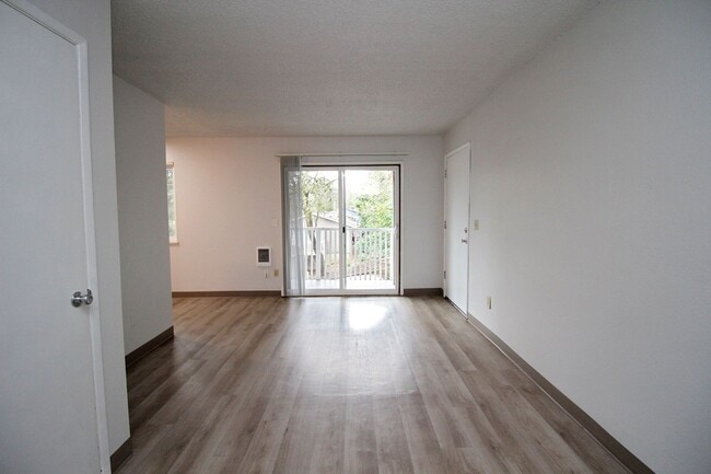 Building Photo - 5704 SW Beaverton Hillsdale Hwy