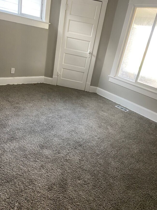 Foto del edificio - 4 bedroom House On Lasalle St!