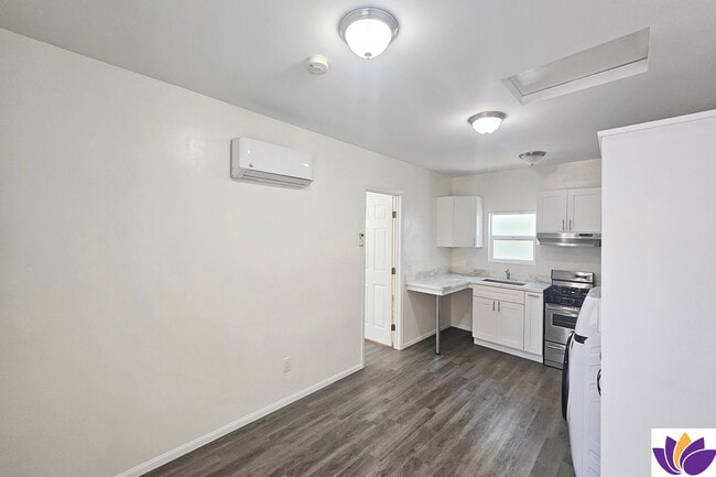 Building Photo - 8454 Zelzah Ave