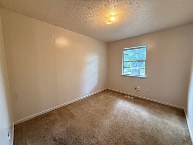 Building Photo - 2205 Dogwood Pl