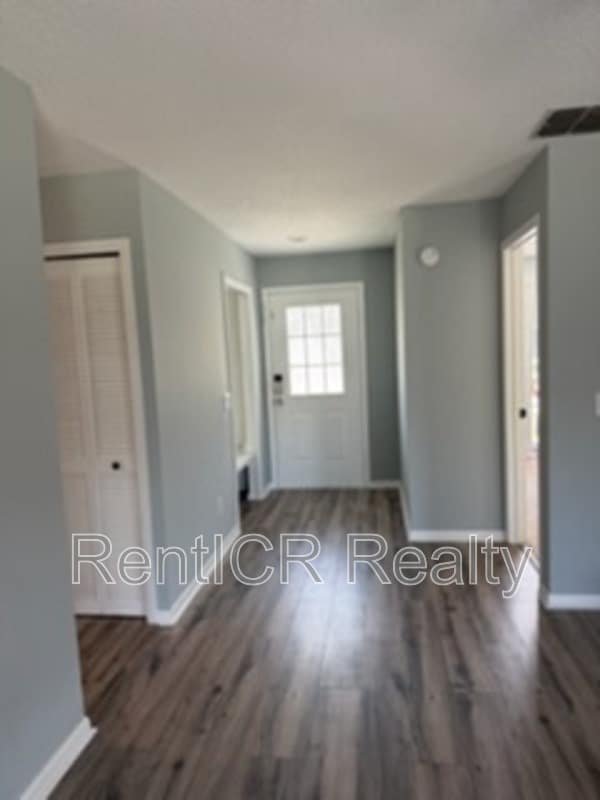 Foto del edificio - 8913 Wood Lake Ct