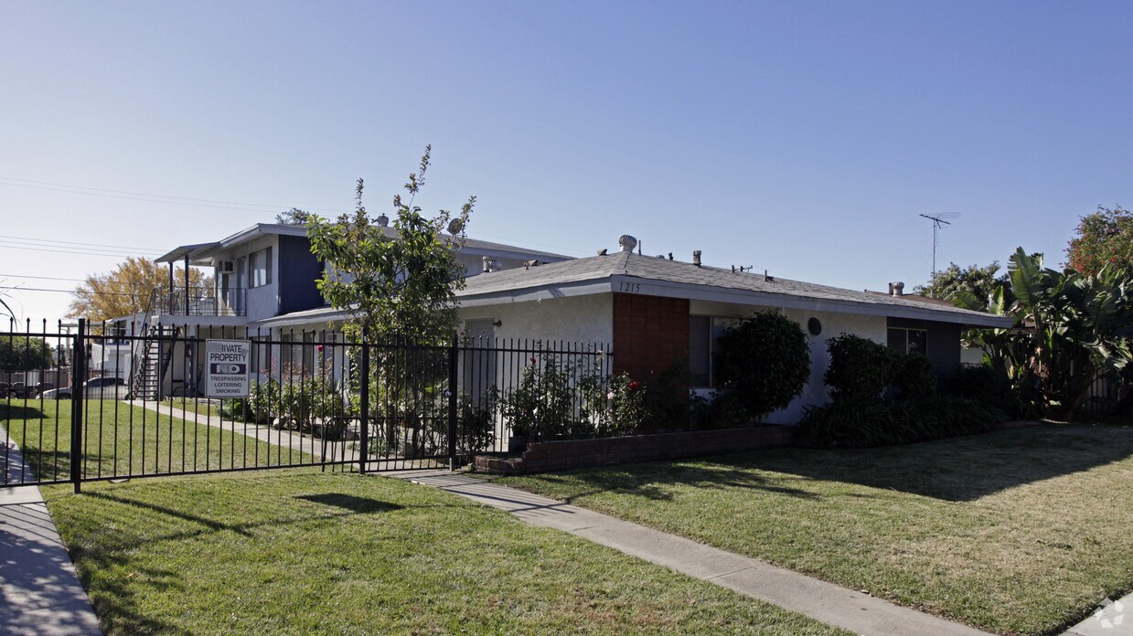 Primary Photo - 1215 W 4th St