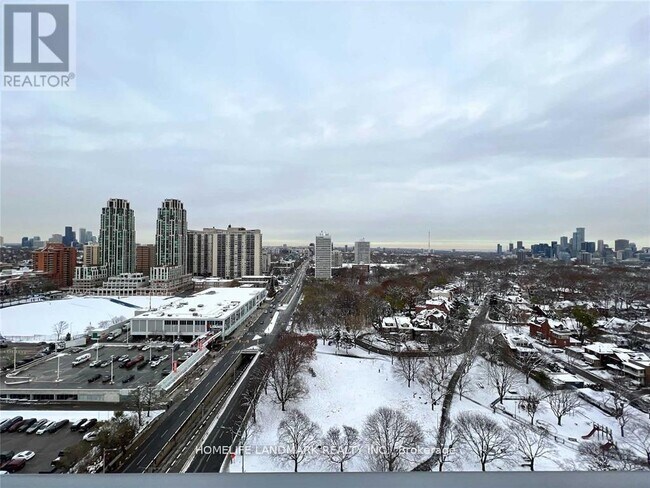 Photo du bâtiment - 501 St Clair Ave W
