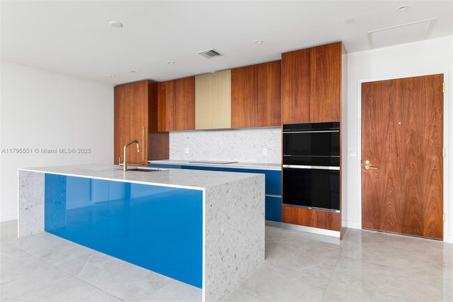 Foto del edificio - 2678 Tigertail Ave