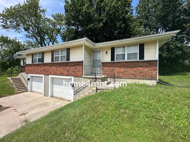 Building Photo - Raised Ranch Style Home in KCK w/ a Finish...