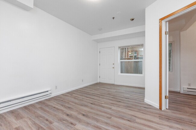 Building Photo - 2144 Waverly Pl N