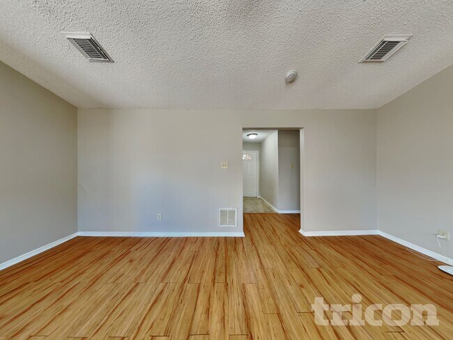 Foto del edificio - 1911 Deaf Smith Dr