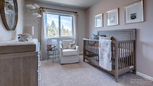Building Photo - Three Bedroom House in SE Bend