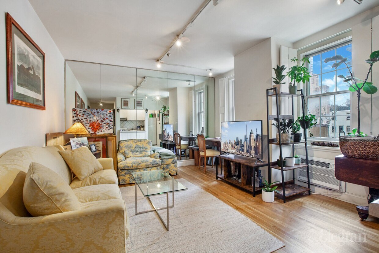 Foto principal - 172 E 61st St