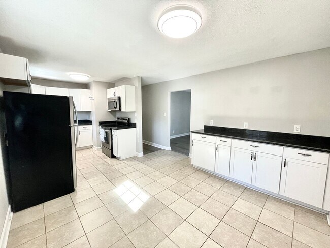 Building Photo - 3 bed/1.5 bath NEST in Fayetteville