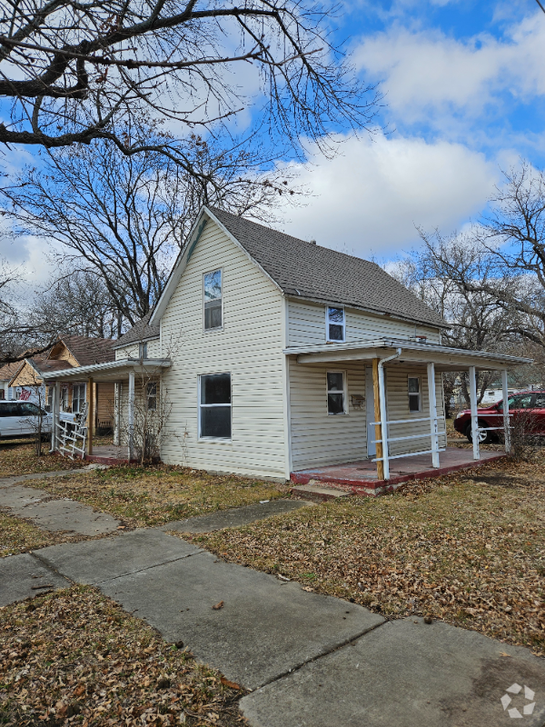 Building Photo - 900 W Locust St