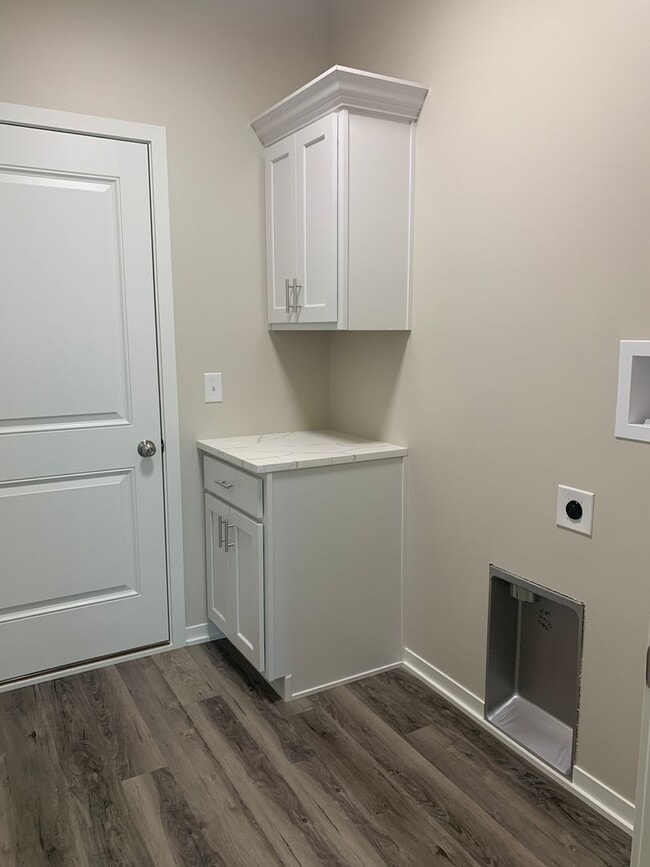 Building Photo - Brand new beautiful 3bed/3bath townhome