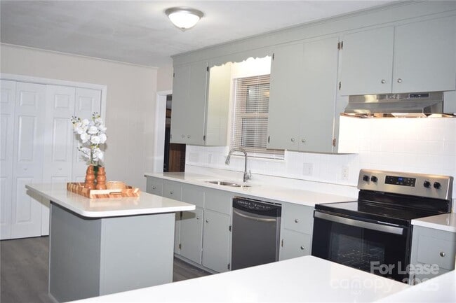Building Photo - Charming 3 Bed 2 Bath Brick Home with Reno...