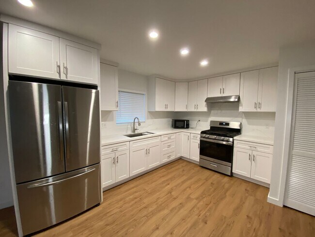 Building Photo - **$300 OFF First Months Rent** Remodeled H...