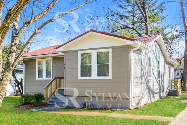 Building Photo - The living is easy in this lovely 2 bedroo...