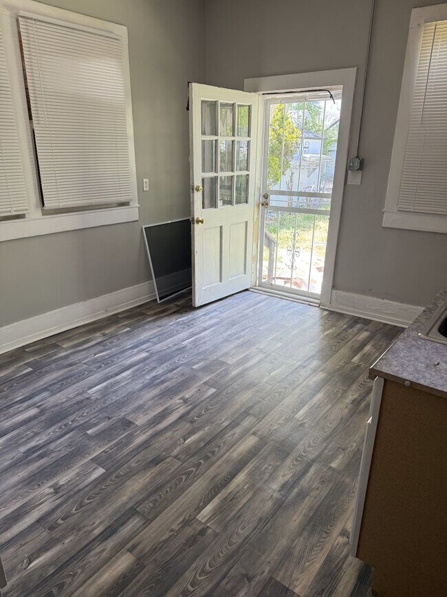 Building Photo - Adorable 2BR/1BA house