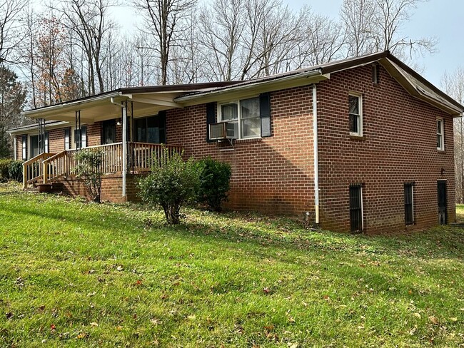 Building Photo - 5-Bedroom Home in Meherrin in Private Sett...