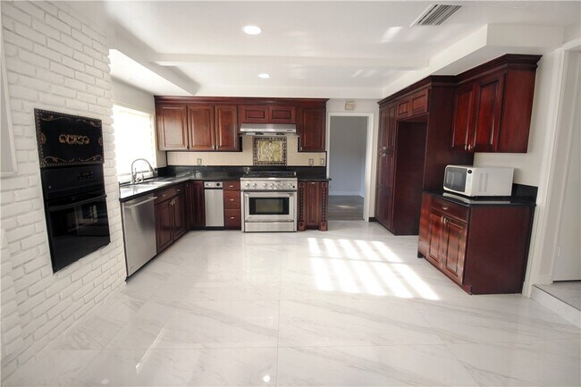 Building Photo - 7541 Los Trancos Cir