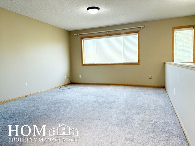 Building Photo - 3BR/2BA Townhome Available 9/1