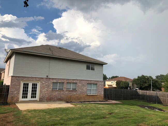 Large back yard - 2021 Bowie Ln