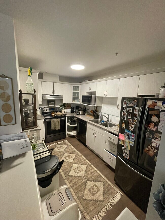 Photo du bâtiment - 855 16th St W