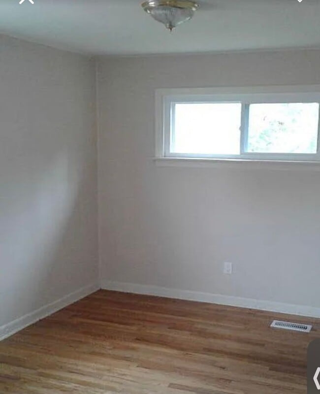 Building Photo - Cozy Home