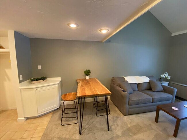 Building Photo - Cozy Condo in the Heart of Smugglers' Notc...