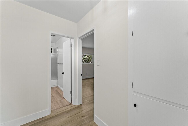 Building Photo - Beautiful Manhattan Beach Apartment!
