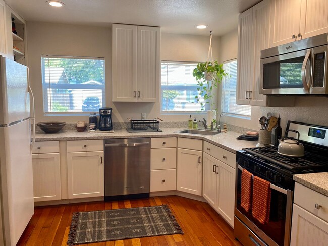 Foto del edificio - Available Now!  Bright Charmer in downtown Chico