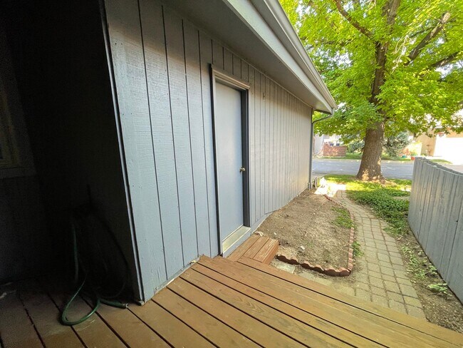 Building Photo - Cozy 4B/2B Unit With Views In East Boulder...