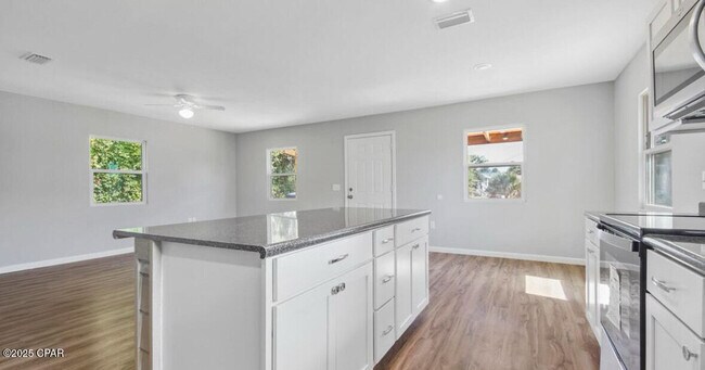 Foto del edificio - 2806 E 3rd St