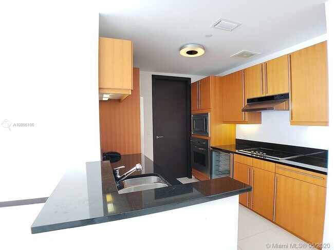 Building Photo - 1425 Brickell Ave