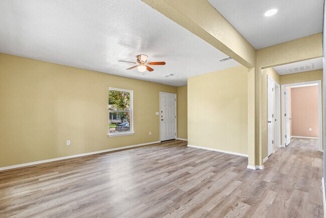 Building Photo - 906 Attas Ave