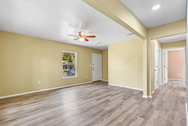 Foto del edificio - 906 Attas Ave