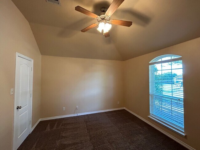 Building Photo - 4 Bedroom with Sunroom