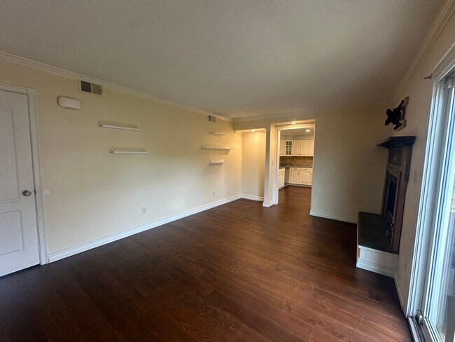 Building Photo - Beautiful 2-bedroom, 2-bath Condo just one block to the beach