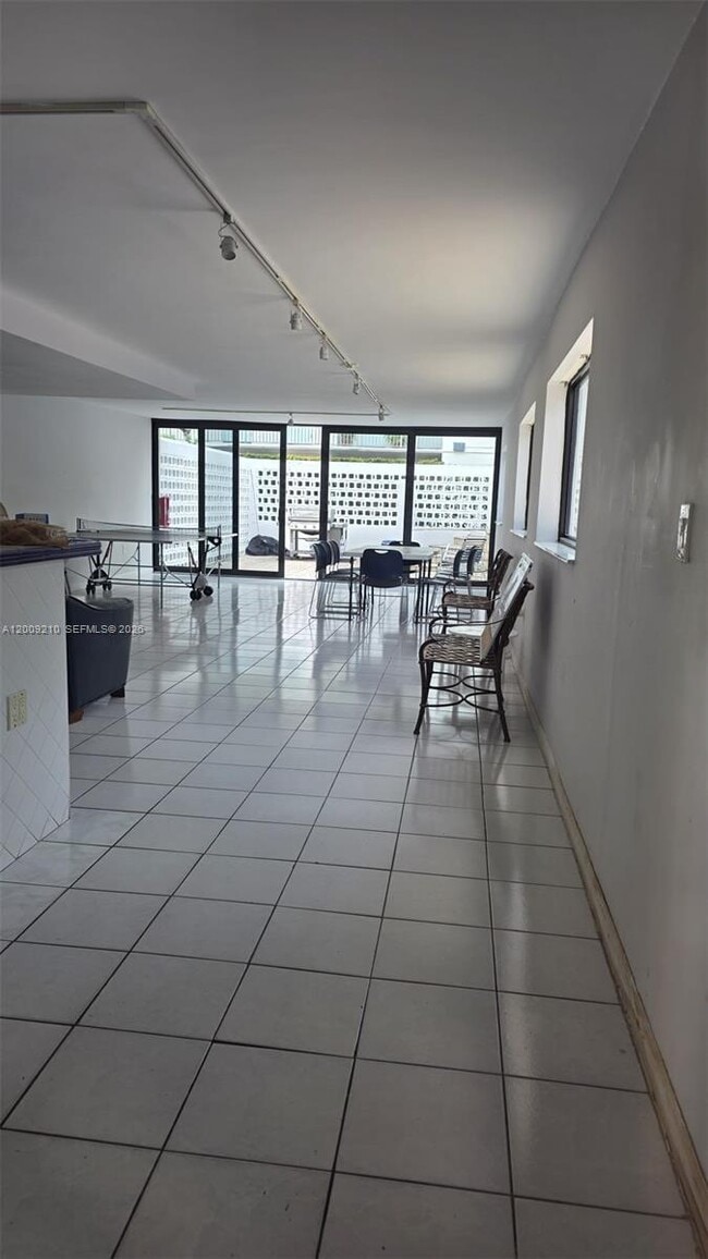 Foto del edificio - 250 Galen Dr
