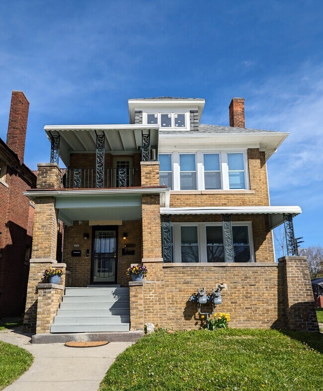 Foto del edificio - 1642 Hazelwood Ave