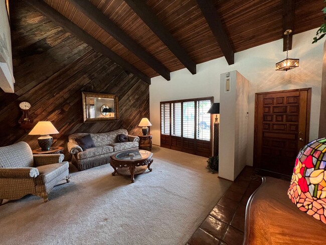 Building Photo - FURNISHED 3 BEDROOM HOME IN TOWN WITH POOL...