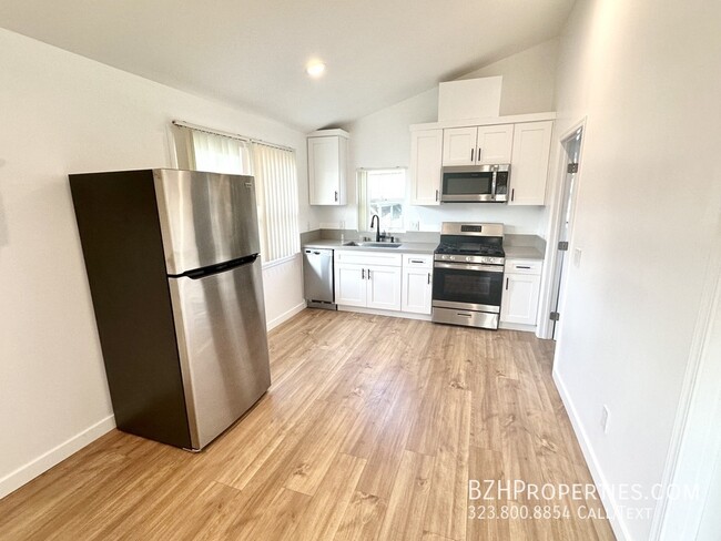 Foto del edificio - Light-Filled Renovated 2Bed 1Bath In Prime...