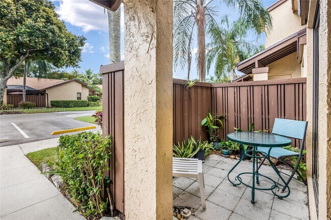 Foto del edificio - 3952 Cocoplum Cir