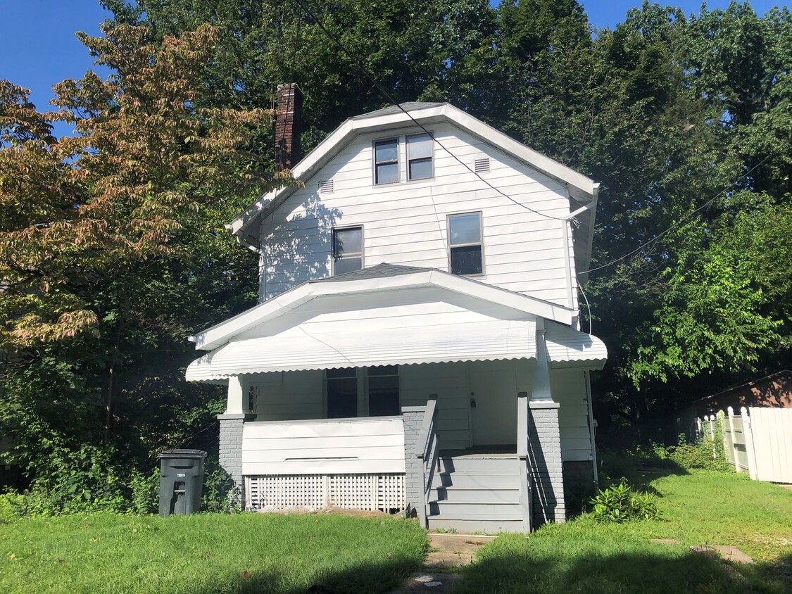 Primary Photo - Spacious 4-Bedroom Home for Lease in Akron