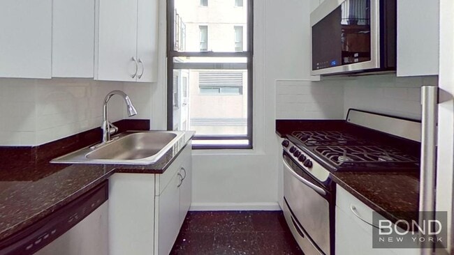 Building Photo - 156 E 37th St