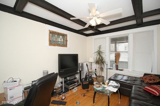Building Photo - 1441 W Berteau Ave