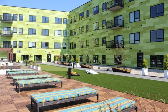 Amenity Sundeck - 300 Lime_OLD