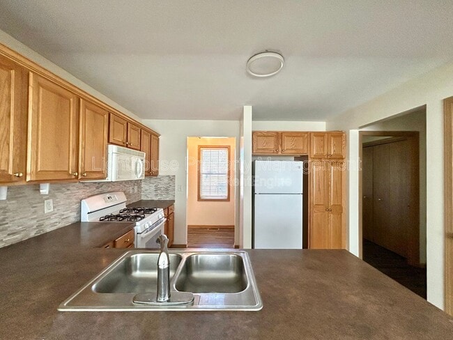 Foto del edificio - 2103 Kinnrow Ave NW